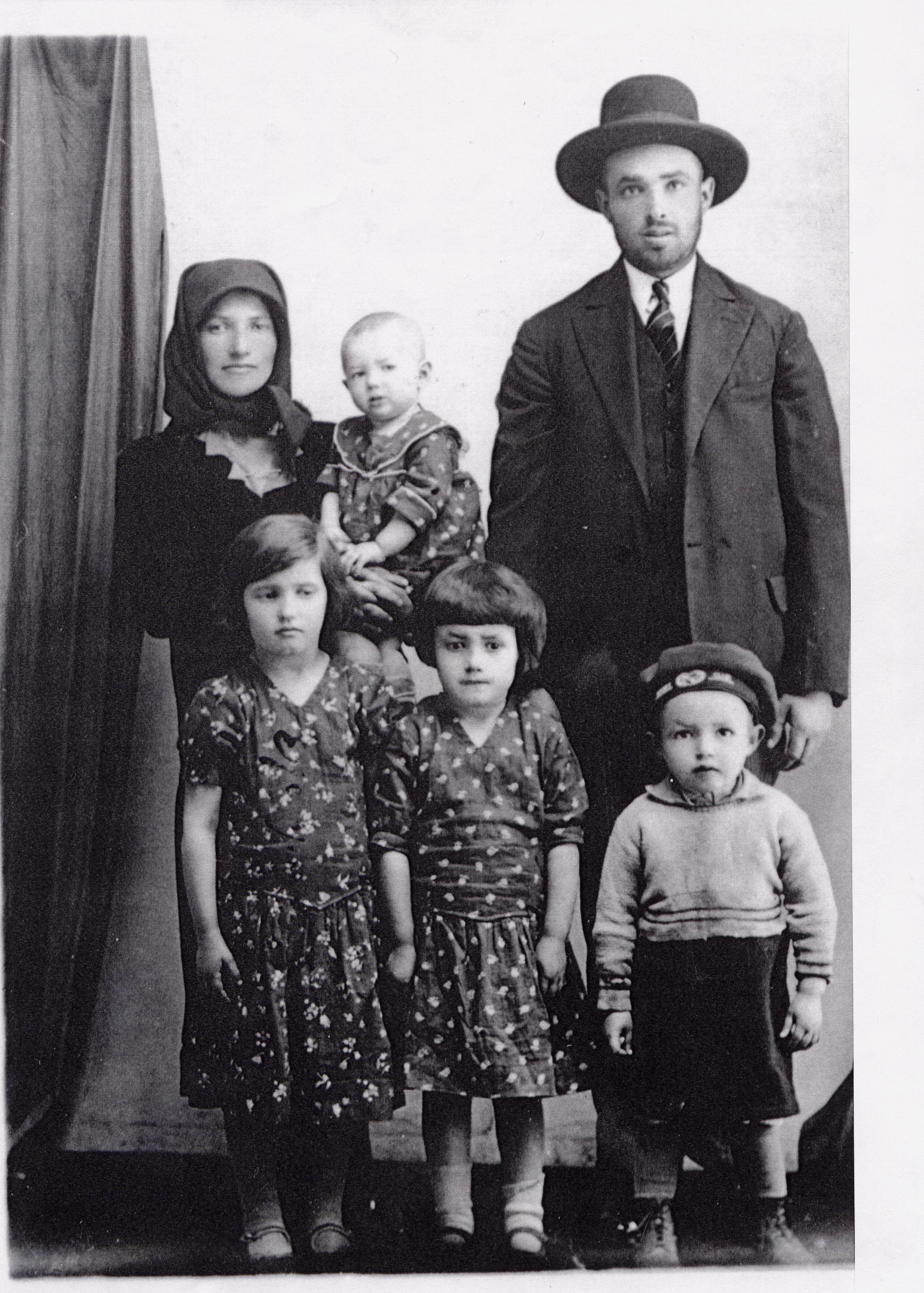 Moshe Gelb, his 1st wife, Esther, and their 
4 kids. Esther and the kids died in the Holocaust.