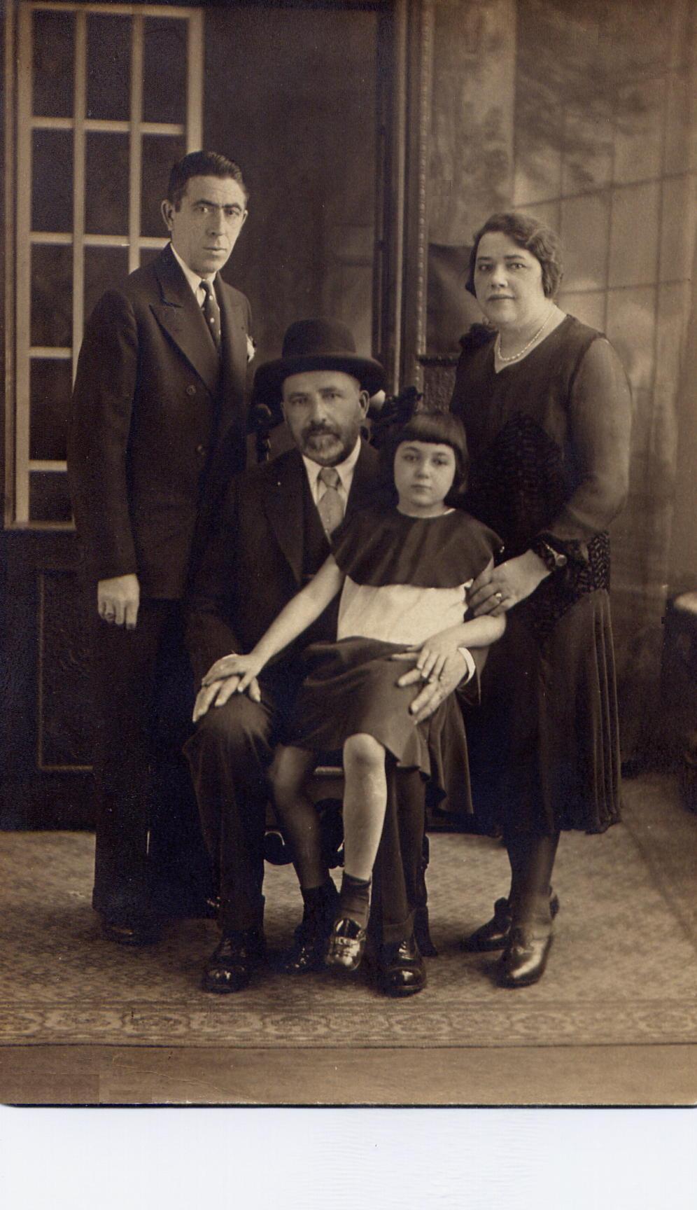 JOSEPH GELB WITH BILL AND ROSE GOREWITZ AND THEIR DAUGHTER, FRANCES.