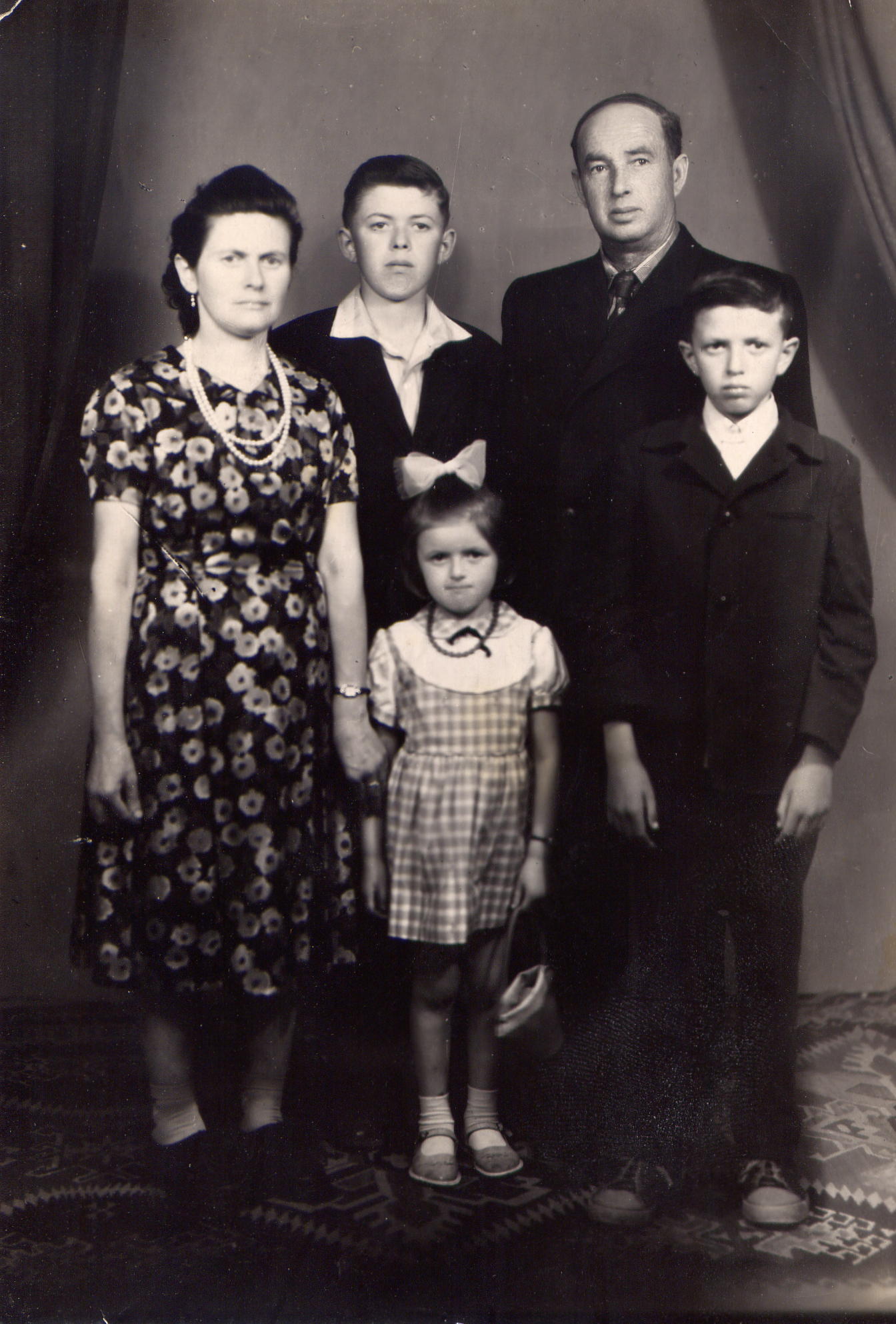 MOSHE GELB WITH RACHELS FAMILY IN 1947.